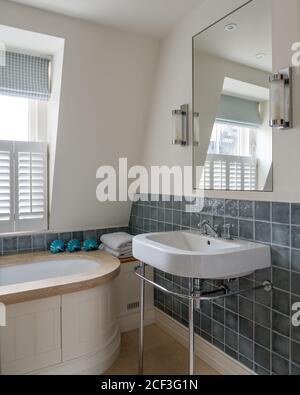 Waschbecken in den Küstengebieten Stil Badezimmer Stockfoto