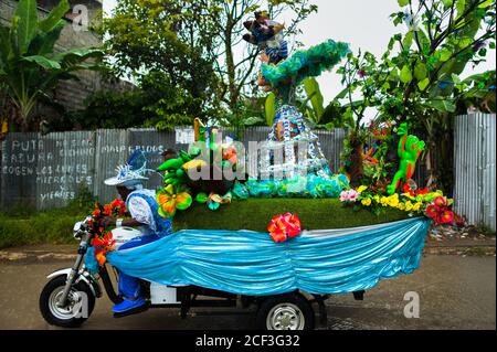 Eine afro-kolumbianische Tänzerin des Viertels La Yesquita nimmt am San Pacho Festival in Quibdó, Kolumbien, Teil. Stockfoto