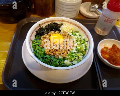 Mazesoba Ramen oder Aburasoba. Ramen und Toppings mit öliger Soja-Sauce serviert. Japanische traditionelle Küche mit Ei, Frühlingszwiebeln, Algen. Stockfoto