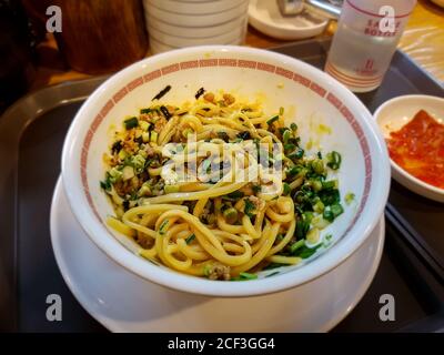 Mazesoba Ramen oder Aburasoba. Ramen und Toppings mit öliger Soja-Sauce serviert. Ölnudeln einschließlich Ei, Frühlingszwiebeln, Algen. Stockfoto