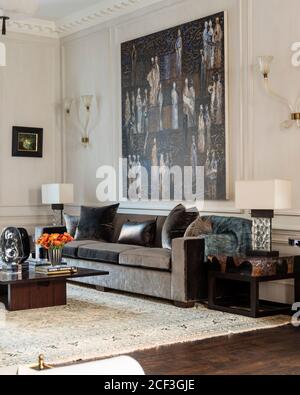 Malerei über dem Sofa im Wohnzimmer. Stockfoto