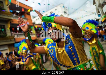 Eine afro-kolumbianische Tänzerin des Viertels La Yesquita tritt während des San Pacho Festivals in Quibdó, Kolumbien, auf. Stockfoto