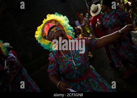 Eine afro-kolumbianische Tänzerin des Viertels La Yesquita tritt während des San Pacho Festivals in Quibdó, Kolumbien, auf. Stockfoto