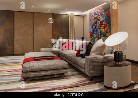 Modernes Wohnzimmer mit gemustertem Teppich Stockfoto