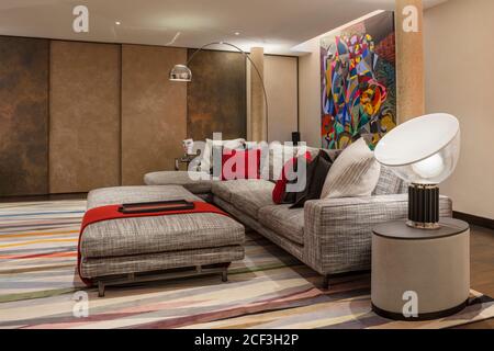 Modernes Wohnzimmer mit gemustertem Teppich Stockfoto