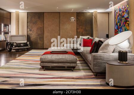 Modernes Wohnzimmer mit gemustertem Teppich Stockfoto