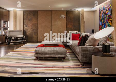 Modernes Wohnzimmer mit gemustertem Teppich Stockfoto