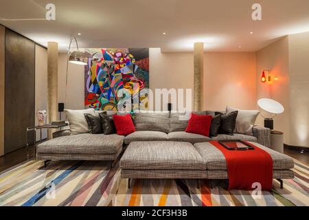 Modernes Wohnzimmer mit modernen Malerei Stockfoto