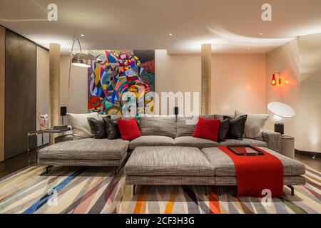 Modernes Wohnzimmer mit modernen Malerei Stockfoto