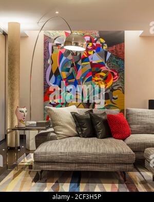 Modernes Wohnzimmer mit modernen Malerei Stockfoto