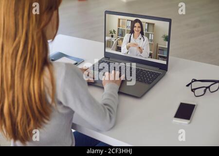 Junge Frau nutzt Online-Arzt-Service zu Hause bleiben. Telemedizinisches Konzept. Stockfoto