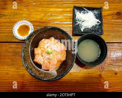 Sake-Don, Lachs-Reisschüssel mit Soja-Wasabi-Sauce. Kleines Restaurant in der Nähe der Universität in Seoul, Südkorea. Beliebt für frische Lachsgerichte. Stockfoto