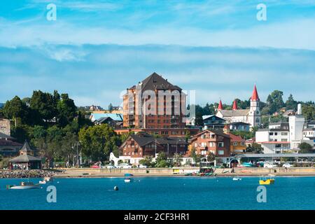 Stadtbild der Innenstadt von Puerto Varas im chilenischen Seengebiet, Chile Stockfoto