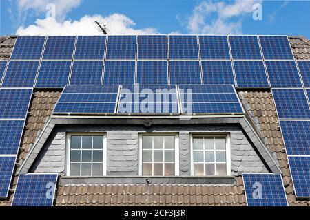 Willich, Nordrhein-Westfalen, Deutschland - Solarenergie, Wohnhaus mit Photovoltaik-Solarzellen auf dem Dach. Stockfoto