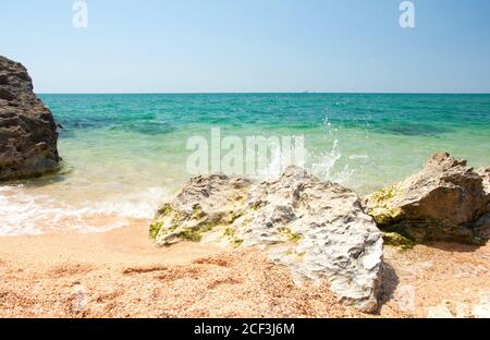 Transparentes klares Meer mit Sandstrand. Das Ufer des Schwarzen Meeres. Urlaub am Ufer Stockfoto