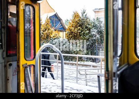 Lviv, Ukraine Trolley Bus Zug Straßenbahn in Lvov mit Einheimischen zu Fuß außerhalb in der historischen ukrainischen Stadt im Winter mit Schneewetter und offenen Türen Stockfoto