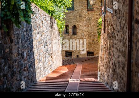 San Gimignano, Italien kleines historisches mittelalterliches Dorf in der Toskana mit Blick auf schmale Gasse und Steintreppen an sonnigen Tag im Sommer Stockfoto