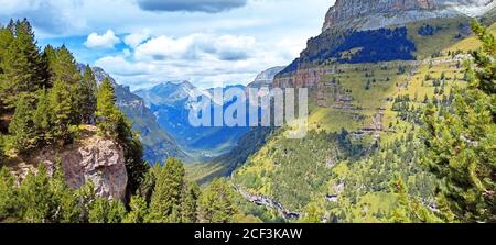 Schöne Natur Landschaft von Bergen, Tälern, Seen und Wasserfall in Ordesa Nationalpark, Pyrenäen, Spanien Stockfoto