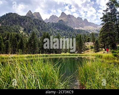 Schöne Natur Landschaft von Bergen, Tälern, Seen und Wasserfall in Ordesa Nationalpark, Pyrenäen, Spanien Stockfoto