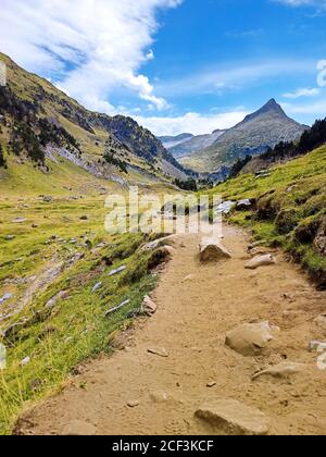 Schöne Natur Landschaft von Bergen, Tälern, Seen und Wasserfall in Ordesa Nationalpark, Pyrenäen, Spanien Stockfoto