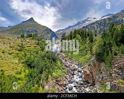 Schöne Natur Landschaft von Bergen, Tälern, Seen und Wasserfall in Ordesa Nationalpark, Pyrenäen, Spanien Stockfoto