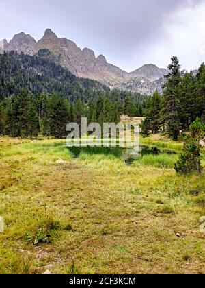 Schöne Natur Landschaft von Bergen, Tälern, Seen und Wasserfall in Ordesa Nationalpark, Pyrenäen, Spanien Stockfoto