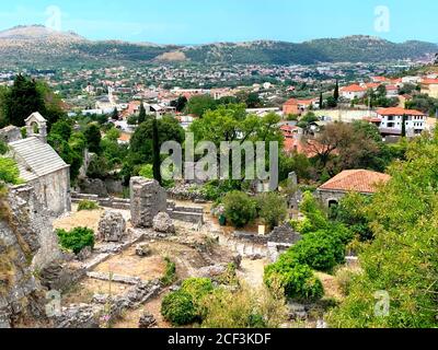 Altstadt Stari Grad Bar, Montenegro, Blick auf Ruinen der alten Festung, Alter Name Antivari. Malerische Stadtlandschaft von Bar. Üppiges Grün, Berge, Gebäude Stockfoto