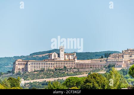 Dorf Stadt Assisi in Umbrien, Italien Stadtbild der berühmten Kirche während des Sommers Landschaft in etruskischen Landschaft Stockfoto