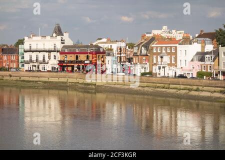 Die Waterman's Arms und die Bulls Head Pubs auf der Terrasse, Barnes, London, SW13, England, GROSSBRITANNIEN Stockfoto