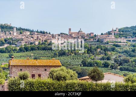 Dorf Stadt Stadt Assisi in Umbrien, Italien Stadtbild der berühmten Kirche während des Sommers Landschaft in etruskischen Landschaft Stockfoto