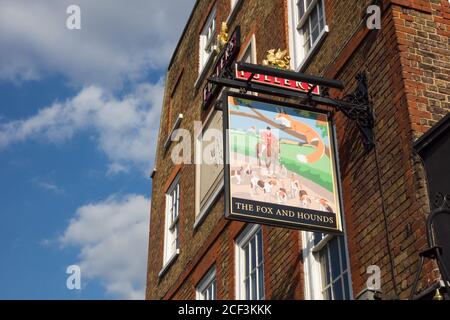 Ein Pub-Schild vor dem nun geschlossenen öffentlichen Haus Fox and Hounds in der Mawson Lane, Chiswick, West London, Großbritannien Stockfoto