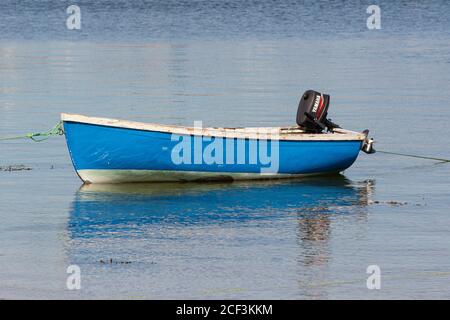 Ein blaues Boot im St. Mary's Harbour, von der Stadt aus gesehen Strand Stockfoto