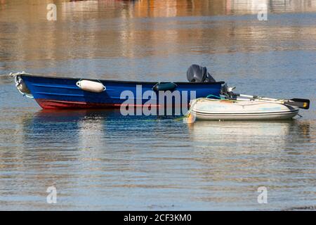 Boote im St. Mary's Harbour, von Town Beach, Isles of Scilly aus gesehen Stockfoto