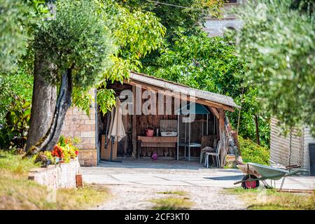 Landschaft in Italien in Umbrien mit grünen Gartenpflanzen auf Sonniger Sommertag mit keiner Architektur von hölzernen Schuppen vorbei Bauernhaus Villa und ländliche Szene Stockfoto