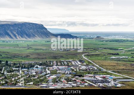 Luftaufnahme über hohen Winkel Ansicht von Hveragerdi, Island Stadt mit Häusern Stadtbild Landschaft durch Bergklippe im Tal Stockfoto