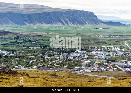 Luftaufnahme über hohen Winkel Blick hinunter von Hveragerdi, Island Stadt mit Häusern Stadtbild Landschaft durch Bergklippe im Tal Stockfoto