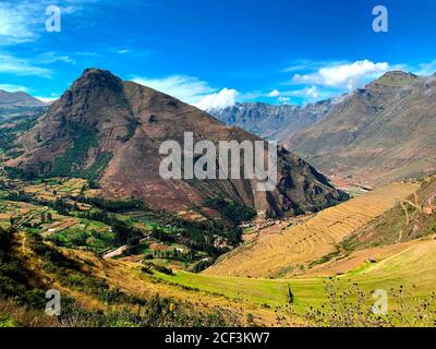 Das heilige Tal der Inkas in Peru. Urubamba Tal. El Valle Sagrado. Grüne landwirtschaftliche Terrassen. Terrassenförmige Felder Andenes. Andenlandschaft Stockfoto