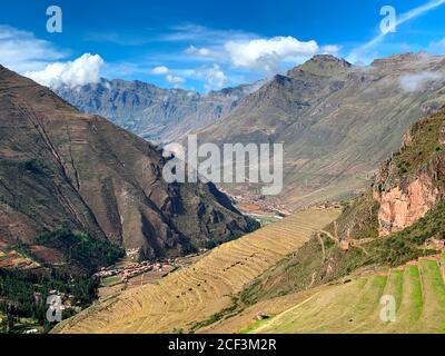 Wunderschönes heiliges Tal in Peru. Sagrado Valle. Urubamba Tal. Blick auf Andenes, berühmte alte landwirtschaftliche Terrassen. Tolle Bergkette. Anden Stockfoto