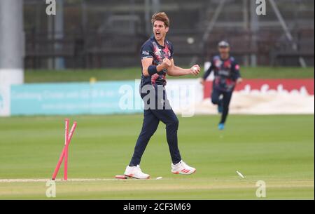 Hove, Großbritannien. September 2020. Kents Fred Klaassen peitscht die Bails ab, um Sussex's Ollie Robinson zu besiegen und das Spiel während des Vitality Blast T20-Matches zwischen Sussex Sharks und Kent Spitfires auf dem 1st Central County Ground, Hove, zu gewinnen.Credit: James Boardman/Alamy Live News Stockfoto