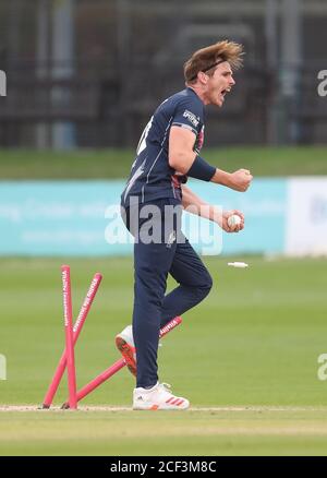 Hove, Großbritannien. September 2020. Kents Fred Klaassen peitscht die Bails ab, um Sussex's Ollie Robinson zu besiegen und das Spiel während des Vitality Blast T20-Matches zwischen Sussex Sharks und Kent Spitfires auf dem 1st Central County Ground, Hove, zu gewinnen.Credit: James Boardman/Alamy Live News Stockfoto