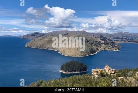 Blick von der malerischen Insel Isla del Sol, Bolivien, Südamerika. Atemberaubender Titicaca See. Wunderschönes blaues Wasser und malerische Wolkenlandschaft. Stockfoto