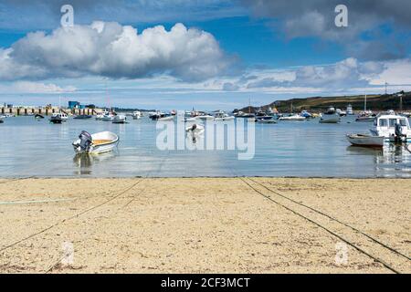 Boote im St. Mary's Harbour, vom Town Beach aus gesehen Stockfoto