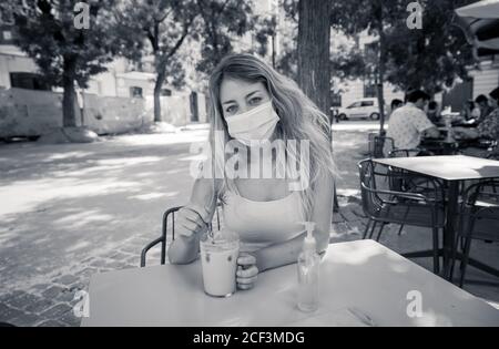 Frau Mit Medizinischer Maske Trinkt Kaffee Im Cafe Virenschutz Stockfotografie Alamy