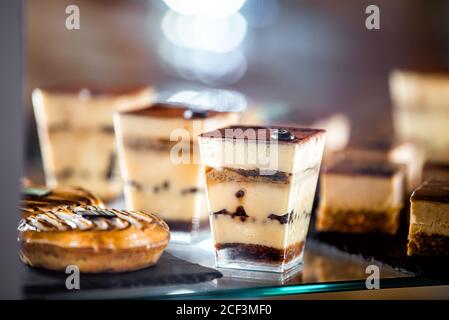 Florenz, Italien Firenze Central Market mit Nahaufnahme von Schokolade Dessert Tiramisu Gebäck auf Tablett Display in Bäckerei Shop Stockfoto