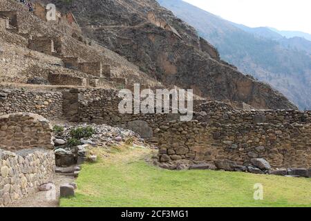 Landwirtschaftliche Terrassen, Lagergebäude und Garnisonen der Inkas in Ollantaytambo, dem Heiligen Tal in Peru Stockfoto