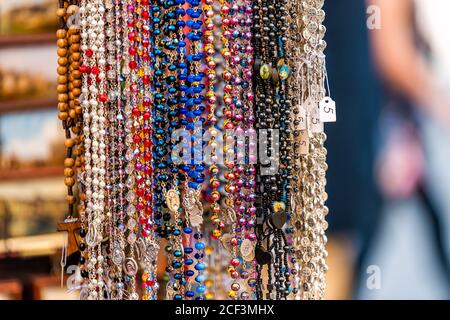 Florenz Firenze Altstadt mit Nahaufnahme von bunten Perlen rosenkranz Kreuz hängen auf Display religiöse Symbole und verschwommen Bokeh Hintergrund Stockfoto