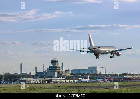 Passagierflugzeug auf Anflug zur Landung am Flughafen Berlin-Tegel Stockfoto