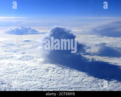 Wunderbare wolkige Landschaft am Himmel. Schöne flauschige Wolke auf einem schneeweißen Hintergrund. Ein Interessantes Phänomen in der Atmosphäre. Luftaufnahme. Stockfoto