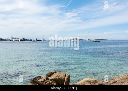 Die Scillonian Fähre dockte mit Booten am St. Mary's Quay an Vor Anker im St. Mary's Harbour auf den Isles of Scilly Stockfoto