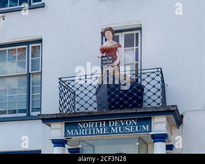 APPLEDORE, NORTH DEVON, ENGLAND - AUGUST 30 2020: Statue über dem Maritime Museum. Stockfoto